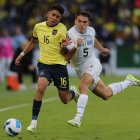 Kendry Páez (i) de Ecuador disputa el balón con Manuel Ugarte Ribeiro de Uruguay.