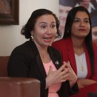 Cita. Olga Bashbush y Belén Robles explican detalles de la feria de universidades.