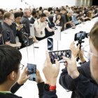 Personas observan el nuevo iPhone 15 de Apple