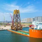 Tránsito. La torre Tongji Hai-1 inicia su traslado hacia el mar oriental de China, donde será instalada.