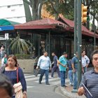 En los exteriores de las paradas de la metrovía los usuarios son atacados, con mucha frecuencia, por delincuentes que les arranchan sus pertenencias y huyen en moto.