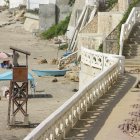 Hecho. Los adoquines del malecón permanecen sueltos o rotos y ya han causado varias caídas a los visitantes.