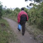 Vía. Este es el paso por el que transitan quienes viven en este sector, en la mañana o noche, para poder ir a sus viviendas o salir a la zona