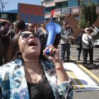 Protesta. Menos de medio centenar de abogados del gremio de Pichincha protestó afuera de la Judicatura.