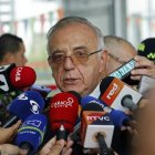 Fotografía de archivo en la que se registró al ministro de Defensa de Colombia, Iván Velásquez, al atender a la prensa, en Bogotá