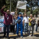 Un grupo de personas reclamó afuera de la Fiscalía