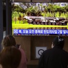 Espectadores surcoreanos ven en la noticia del lanzamiento hoy de dos misiles norcoreanos durante la visita a Rusia del líder norcoreano