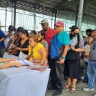 Cientos de ciudadanos acudieron al Palacio de Cristal para pedir información sobre la regularización de sus edificaciones.