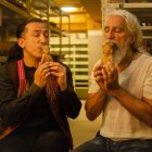 Acción. Esteban Valdivia y Victoriano Sandes, tocan dos instrumentos.