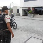 Dos sujetos en moto lanzan un artefacto explosivo en la entrada del garaje de un edificio de Kennedy Norte.