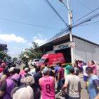 Manta. Una ambulancia llega a la bodega donde ocurrió el crimen.