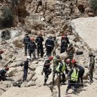 Los equipos de rescate continúan en la búsqueda de cuerpos entre los escombros.