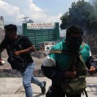 Estudiantes vandalizan hoy un cuartel militar durante protestas en Chilpancingo, estado de Guerrero, México.