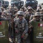 Fotografía de archivo. Un escuadrón de militares peruanos desplegados en una zona de control fronterizo, en Santa Rosa, limítrofe con Chile.
