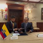 Acuerdo.- El ministro de Finanzas de Ecuador, Pablo Arosemena, firma el documento para que Ecuador reciba un crédito por 488 millones de dólares de la CAF.