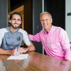 Campana firmando su renovación.