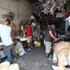 Los artesanos de monigotes de la calle Seis de Marzo trabajan intensamente en sus talleres, pero en horarios diferentes a los de años anteriores, debido a la inseguridad.