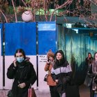 Imagen de archivo de un grupo de jóvenes camina por Teherán.