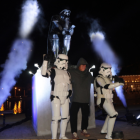 Leonardo acompañado de dos personajes de Star Wars. Atrás, una de las esculturas.
