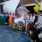 Actos. Estudiantes y grupos folclóricos cumplen el homenaje a la Virgen.
