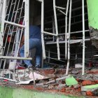 Afectación. Tras la explosión hubo daños en la puerta y en la mercadería.