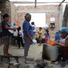 Comunitario. Marina sirve raciones de lentejas y arroz a varios vecinos.
