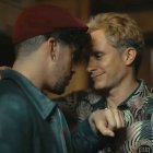 Bad Bunny y Gael García Bernal se besan en la película Cassandro