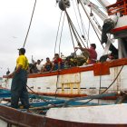 Faena. Los pescadores de Santa Elena trabajan con incertidumbre. Temen el efecto de nuevas reglas.
