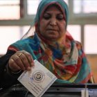 Una ciudadana egipcia ejerce su derecho al voto el segundo día de elecciones presidenciales en Egipto.