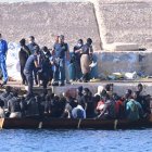 Nuevas oleadas de migrantes llegan a la isla italiana de Lampedusa, entre ellos una mujer que dió a luz en una barcaza y perdió a su bebe nada más nacer.