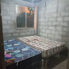 Con una mancha roja quedó el colchón en que descansaba la víctima.