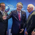 El presidente Guillermo Lasso y la delegación ecuatoriana junto al alto representante de la UE, Josep Borrell, el 17 de julio de 2023.