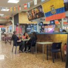Escena. Los diversos negocios de comida no solo de ecuatorianos, sino de diversas partes de Latinoamérica, convergen en el Mercado de Mostenses, en el centro de Madrid.