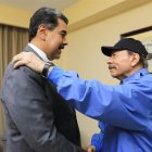El presidente de Venezuela Nicolás Maduro (i) junto a el presidente de Nicaragua, Daniel Ortega, durante la Cumbre del G77 + China