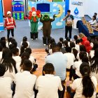 Los estudiantes escuchan las recomendaciones sobre el fenómeno EL NIÑO.