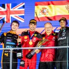Carlos Sainz en el podio de ganadores del Gran Premio de Singapur