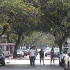 En el barrio Orellana hay más fresco. De eso dan cuenta sus residentes y algunos vecinos aledaños, incluidos universitarios que caminan por la Luis Vernaza hasta llegar a paraderos de buses.