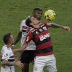 Arboleda disputando el balón con un jugador del Flamengo.