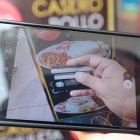 Robo. En esta imagen referencial se ve cómo en unos segundos se puede tomar la foto de una tarjeta de crédito.