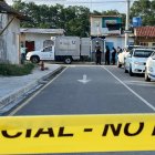 Policías y un vehículo de Medicina Legal en el sitio donde ocurrió el ataque de sicarios.