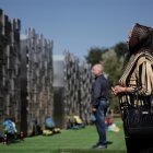 Visitantes del monumento para víctimas de crímenes de guerra