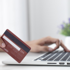 Los delincuentes pagan hasta 200 dólares por datos de 15 tarjetas de crédito.