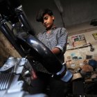 Un niño paquistaní dejó de asistir a la escuela para dedicarse a trabajar.