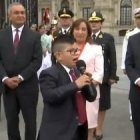 El video original muestra al niño recitando un poema frente a las autoridades en honor a la virgen