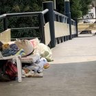 El puente peatonal de la Aviación Civil Oeste es usado como "casa" por indigentes.
