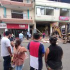 Jipijapa. Varias personas observan el edificio donde ocurrió la explosión.