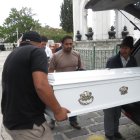 Riobamba. El cuerpo del menor es trasladado por parientes.