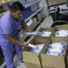 Compras. Personal del área de bodega del hospital Teodoro Maldonado revisa dispositivos médicos, en abril.