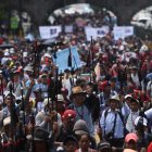 Decenas de personas protestaron este lunes para exigir la renuncia de la fiscal general, Consuelo Porras.