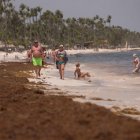 Playa cubierta de sargazo en Punta Cana.